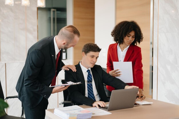 Jovem equipe de negócios criativos estão brainstorming planejamento discutindo enquanto está sentado em negócios criativos discutindo trabalho no escritório moderno