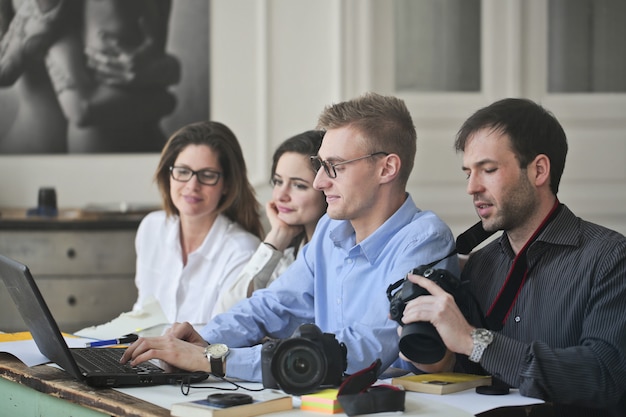 Jovem equipe de trabalho criativa