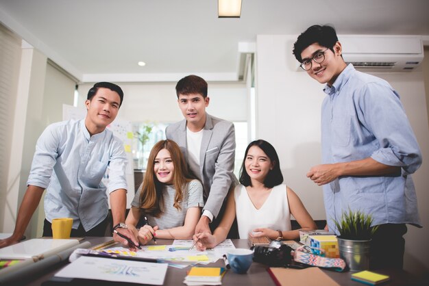 Foto jovem equipe profissional discutindo o plano de negócios no escritório