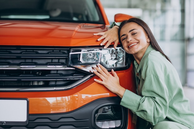 Jovem escolhendo um carro para ela