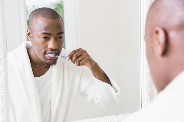 Jovem escovando os dentes