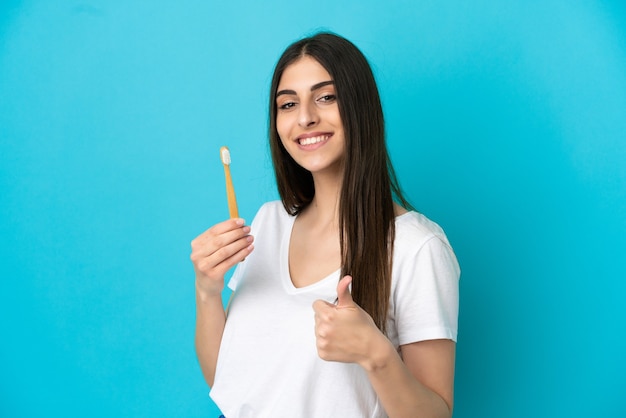 Jovem escovando os dentes