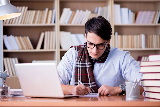 Jovem escritor trabalhando na biblioteca