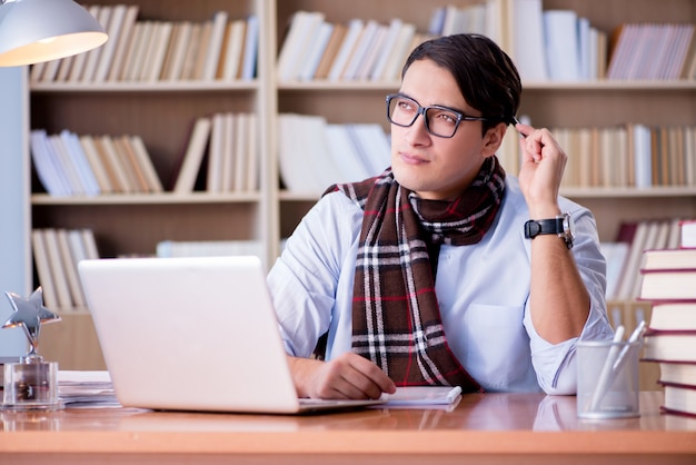 Jovem escritor trabalhando na biblioteca