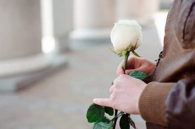 Jovem espera flor para surpresa sua esposa