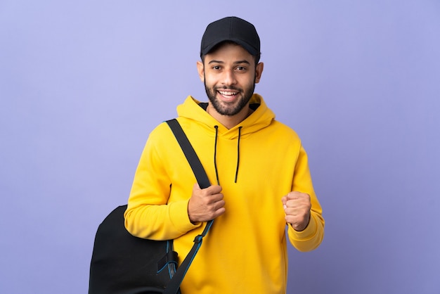 Jovem esporte marroquino com bolsa esportiva isolada