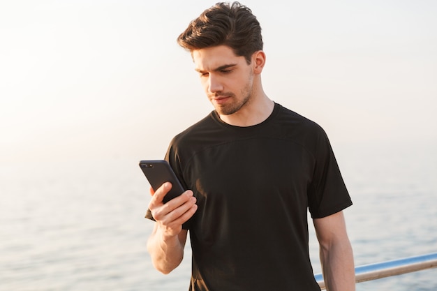 Jovem esportista atraente em camiseta preta