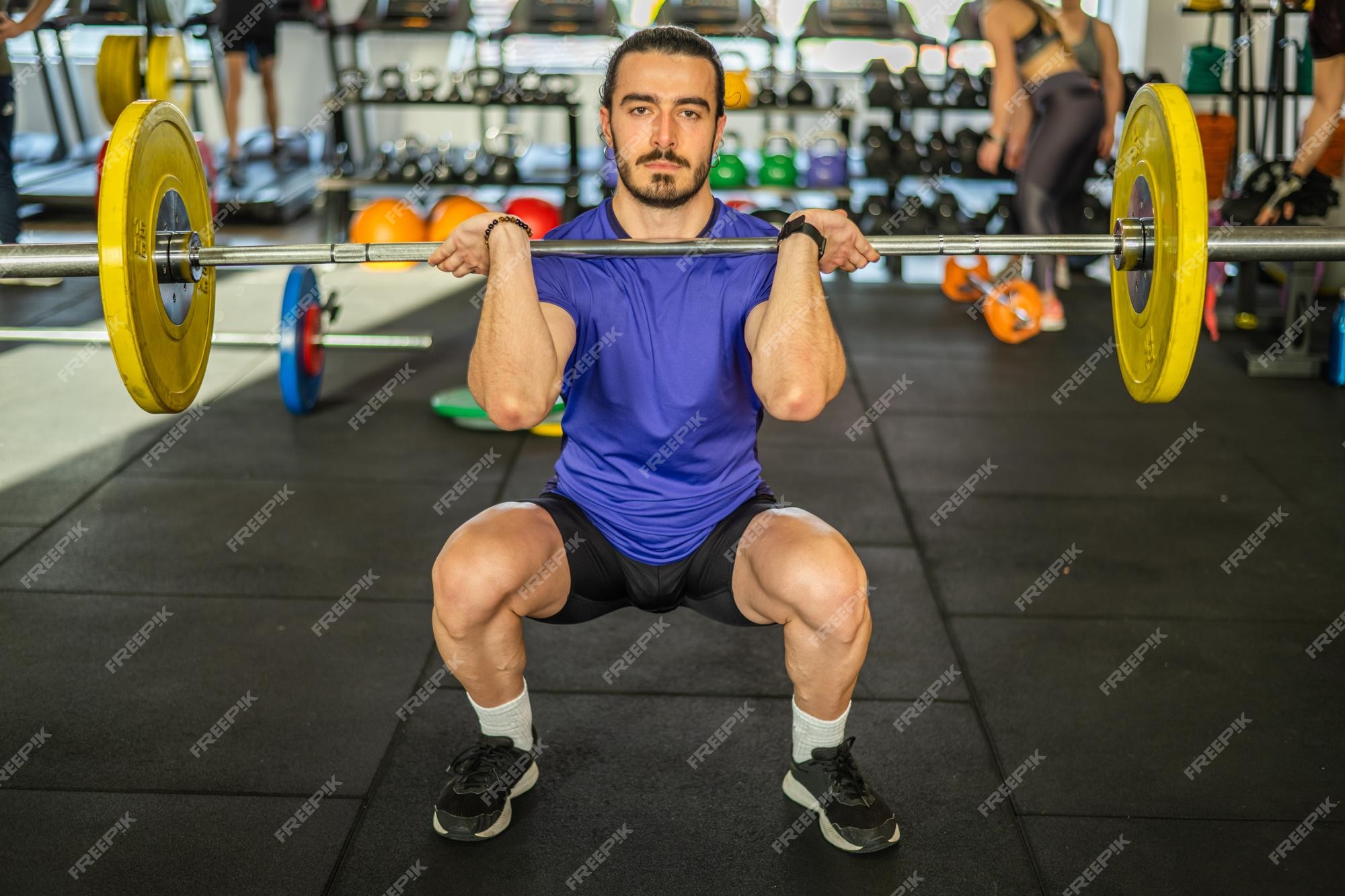 Jovens Esportistas Fazendo Esquadras De Sumo Com Kettlebell Na Academia  Conceito De Esporte E Exercício Foto de Stock - Imagem de equipamento,  povos: 170252468