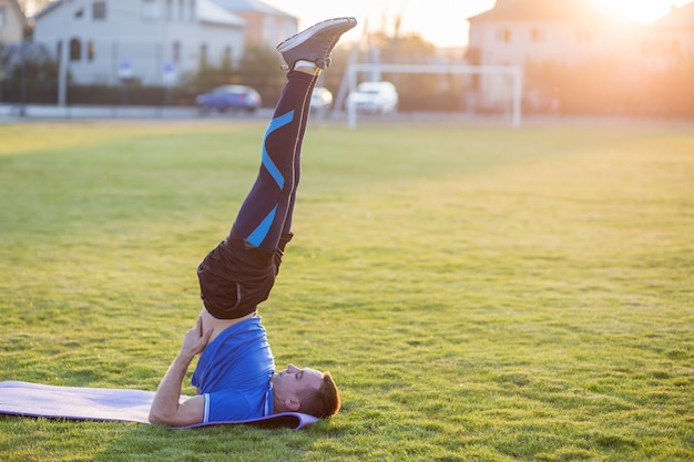 Jovem esportiva fazendo exercícios ao ar livre.