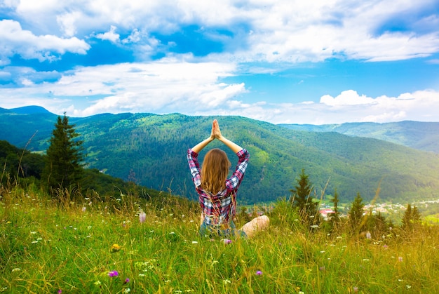 jovem está meditando na natureza