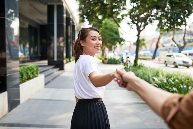 Foto jovem está segurando a mão de seu casal na le loi road, na cidade de hochiminh