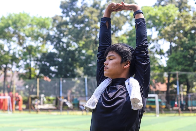 Jovem esticando os músculos do braço antes de correr