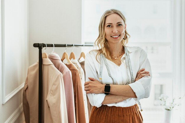 Jovem estilista em uma boutique