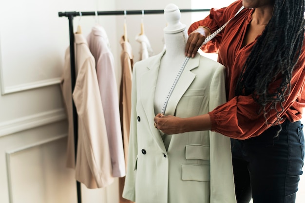 Foto jovem estilista em uma boutique