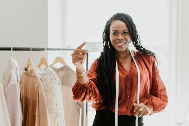 Jovem estilista em uma boutique