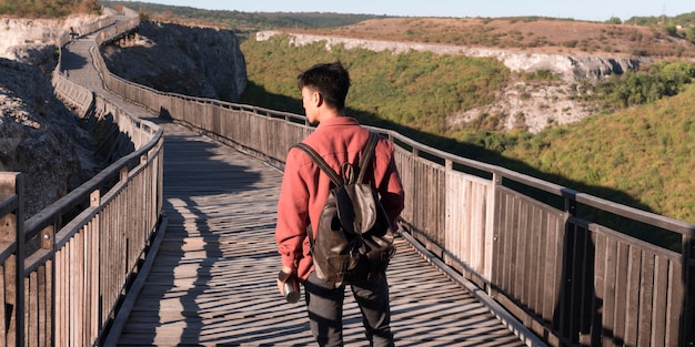 Jovem estiloso curtindo a viagem