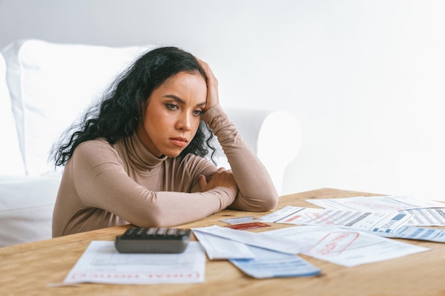 Jovem estressada tem problemas financeiros com dívidas de cartão de crédito para pagar o conceito crucial de dinheiro pessoal ruim e crise de gerenciamento de pagamento de hipotecas