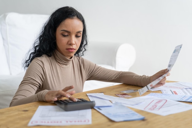 Jovem estressada tem problemas financeiros com dívidas de cartão de crédito para pagar o conceito crucial de dinheiro pessoal ruim e crise de gerenciamento de pagamento de hipotecas