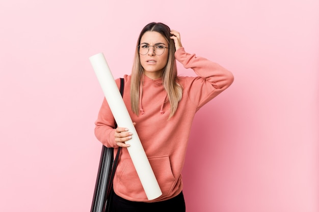 Jovem estudando arquitetura chocada, lembrou-se de uma reunião importante.