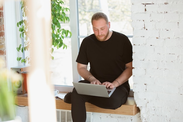 Jovem estudando em casa durante cursos online