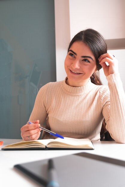 Jovem estudando em casa