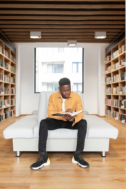 Jovem estudante a aprender na biblioteca