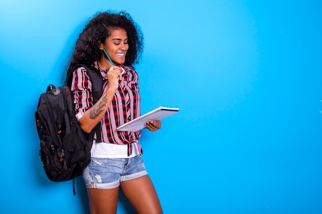 jovem estudante africano com mochila nas costas