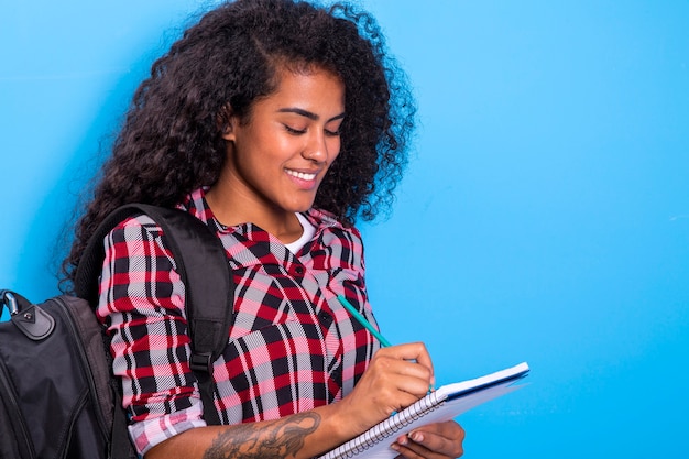 Foto jovem estudante africano com mochila nas costas