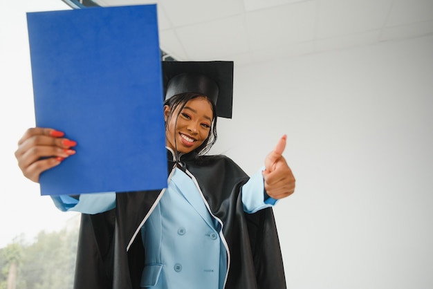 Foto jovem estudante afro-americana com diploma.