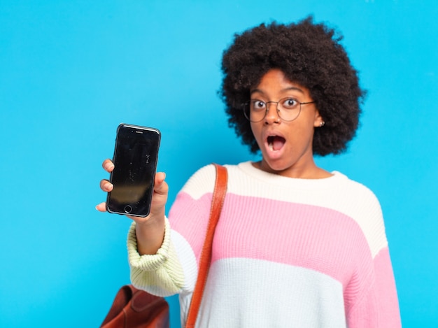 Jovem estudante afro com um smartphone