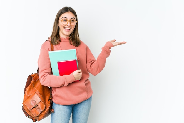 Jovem estudante animada segurando algo