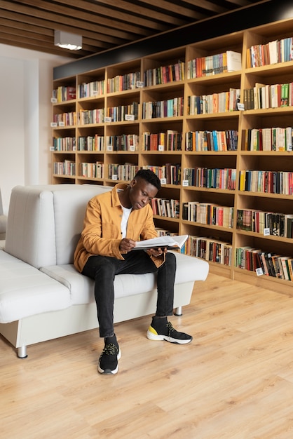 Foto jovem estudante aprendendo na biblioteca