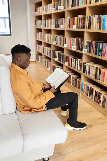 Foto jovem estudante aprendendo na biblioteca