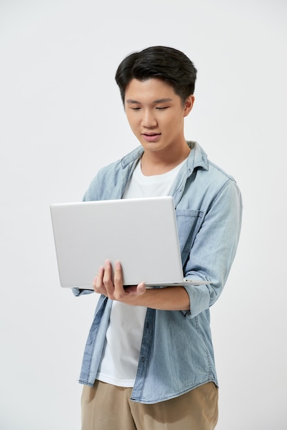 Jovem estudante asiática alegre com um laptop