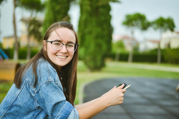 jovem estudante bonita está aprendendo ao ar livre