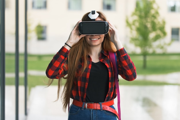 Jovem estudante brinca com óculos de realidade virtual