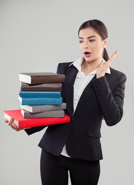 Jovem estudante com livros