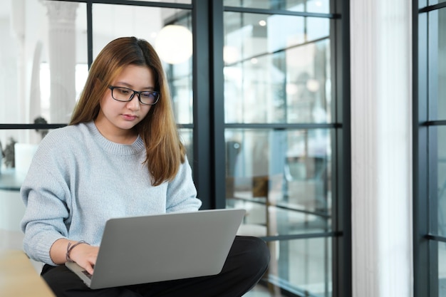 Jovem estudante de colagem usando computador e dispositivo móvel, estudando online. Educação e aprendizagem online.