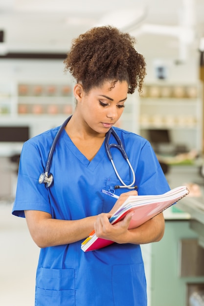 Jovem estudante de medicina tomando notas