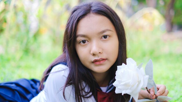 Foto jovem estudante de retrato na escola uniforme no jardim, menina asiática, adolescente.