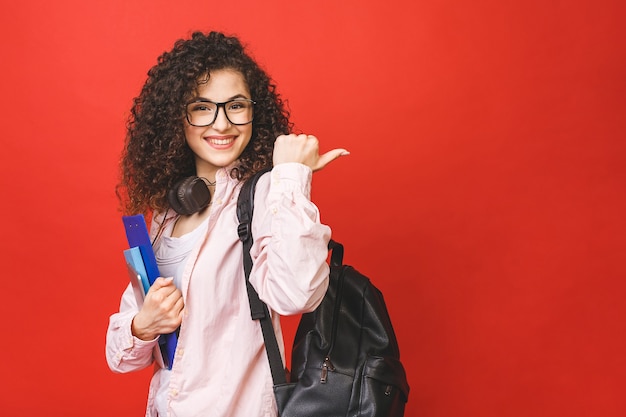 Jovem estudante encaracolada usando mochila