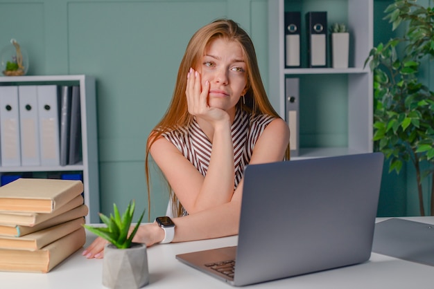 jovem estudante fazendo lição de casa após as palestras freelancer trabalha no computador