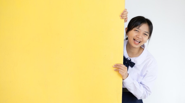 Foto jovem estudante feliz com cartaz amarelo