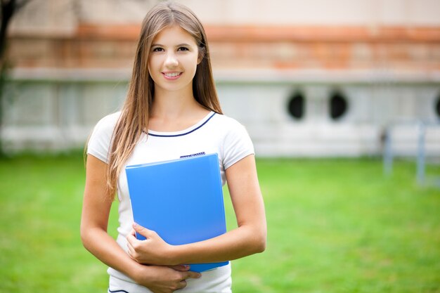 Jovem estudante feminino no parque