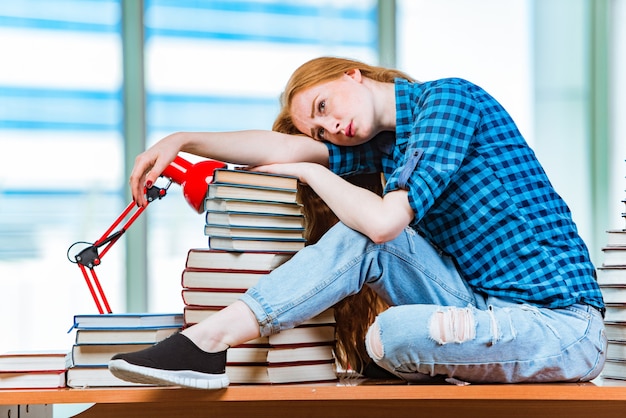 Jovem estudante feminino se preparando para os exames