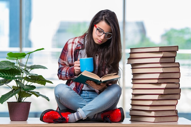 Jovem estudante feminino se preparando para os exames