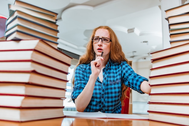 Jovem estudante feminino se preparando para os exames