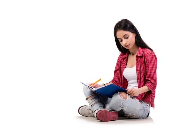 Jovem estudante feminino se preparando para os exames