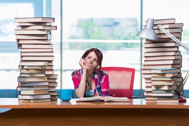 Jovem estudante feminino se preparando para os exames