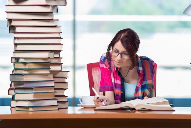 Jovem estudante feminino se preparando para os exames